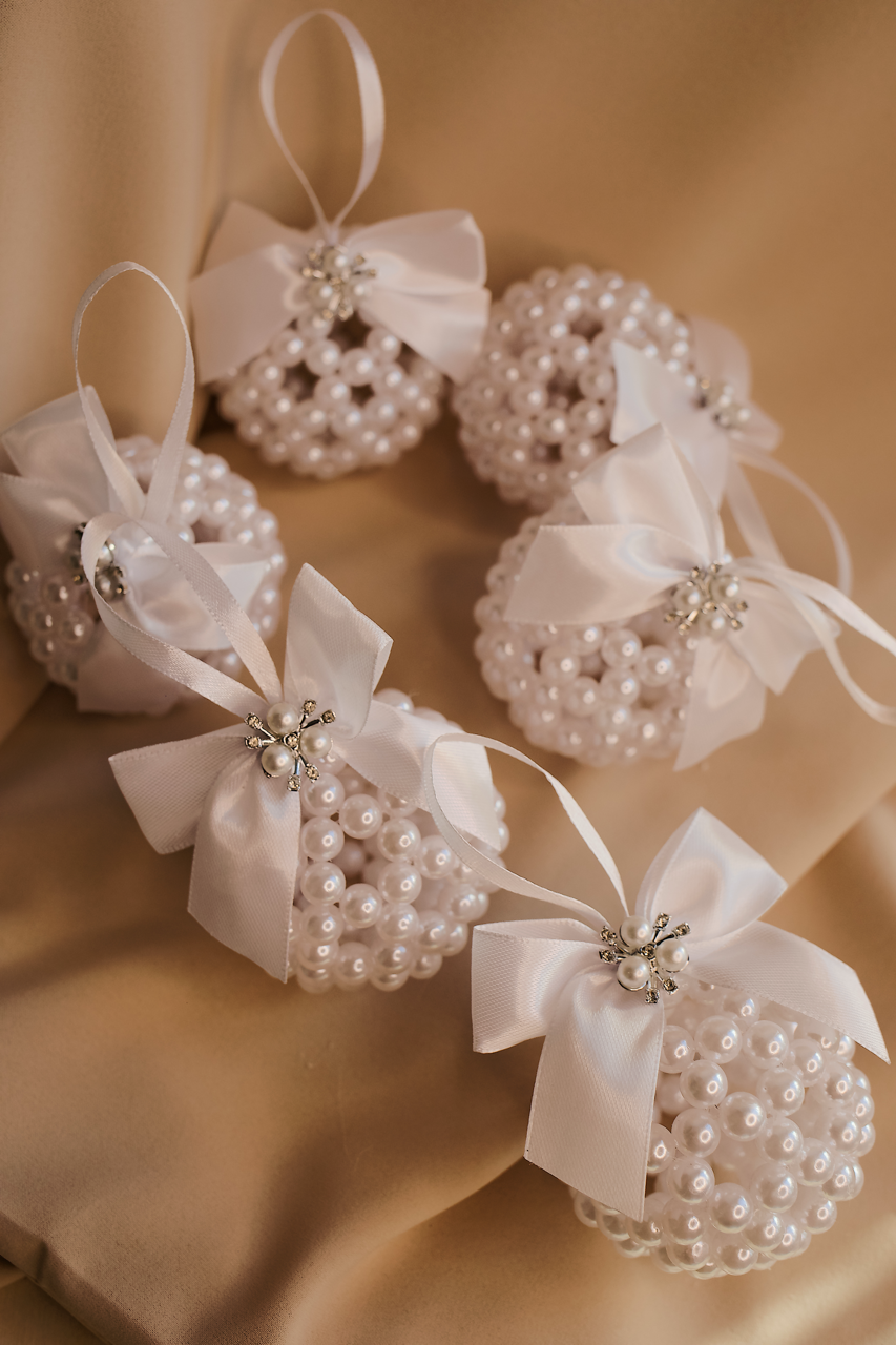 Snow Sphere – handcrafted pearl ornament with silver details, gift‑ready by Rivolini.