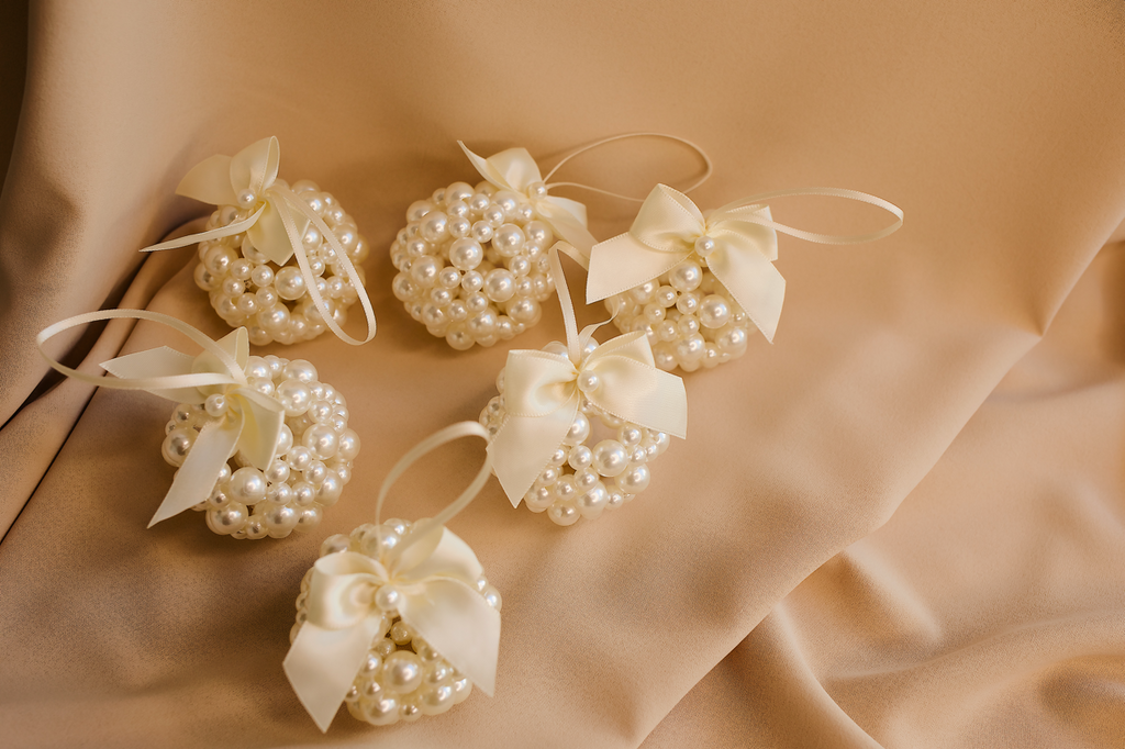 White Whisper – handcrafted pearl ornament with silver details, gift‑ready by Rivolini.
